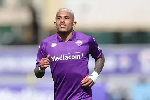 لتعويض دومفريس.. إنتر يراقب لاعب فيورنتينا